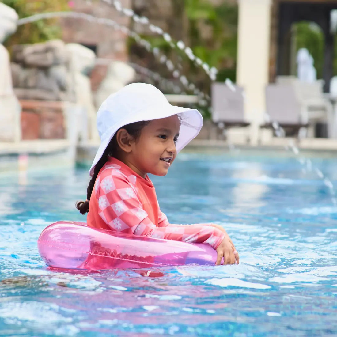 petite fille dans la piscine 