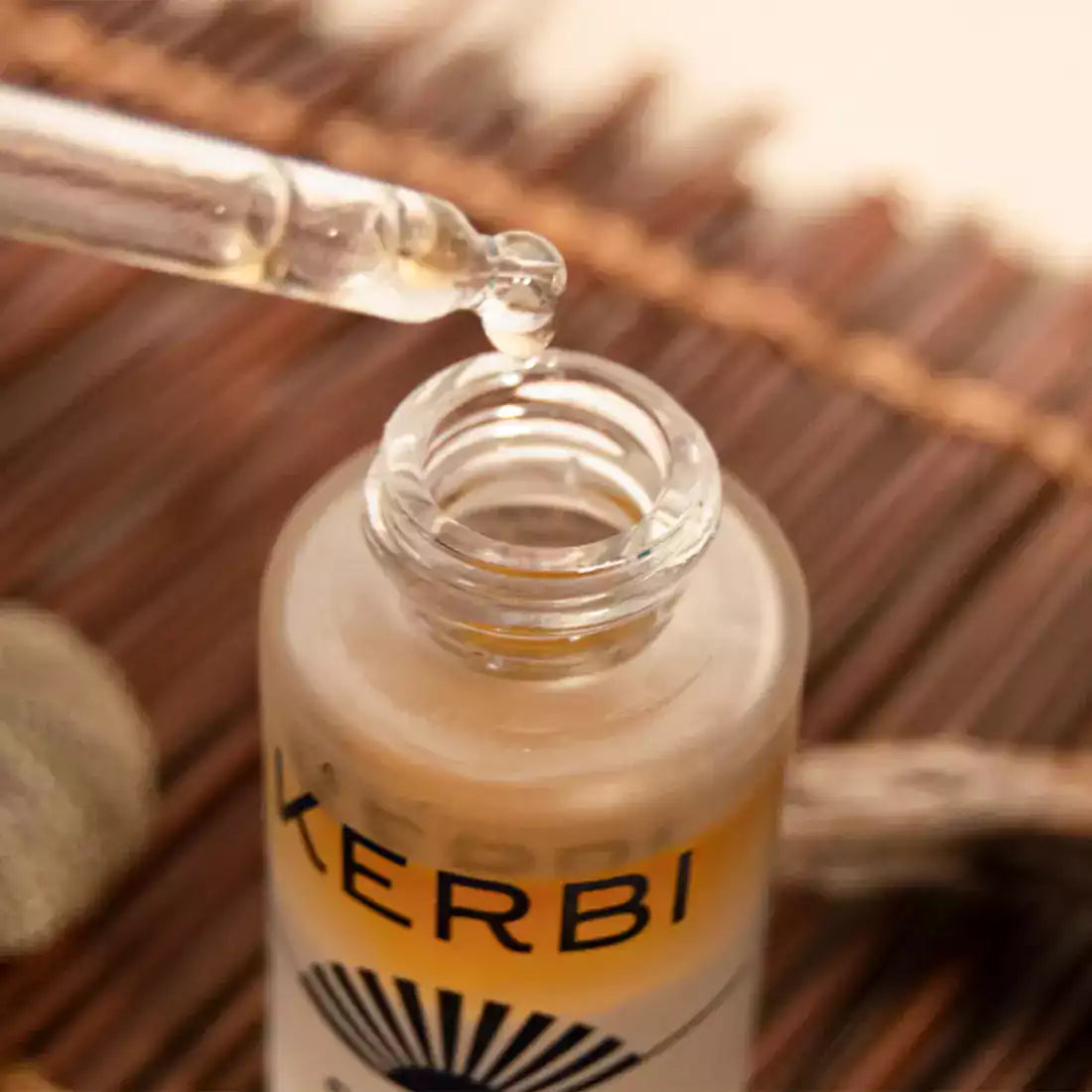 Sérum hydratant visage Kerbi - Bio à l'acide hyaluronique, nourrit, repulpe et répare la peau